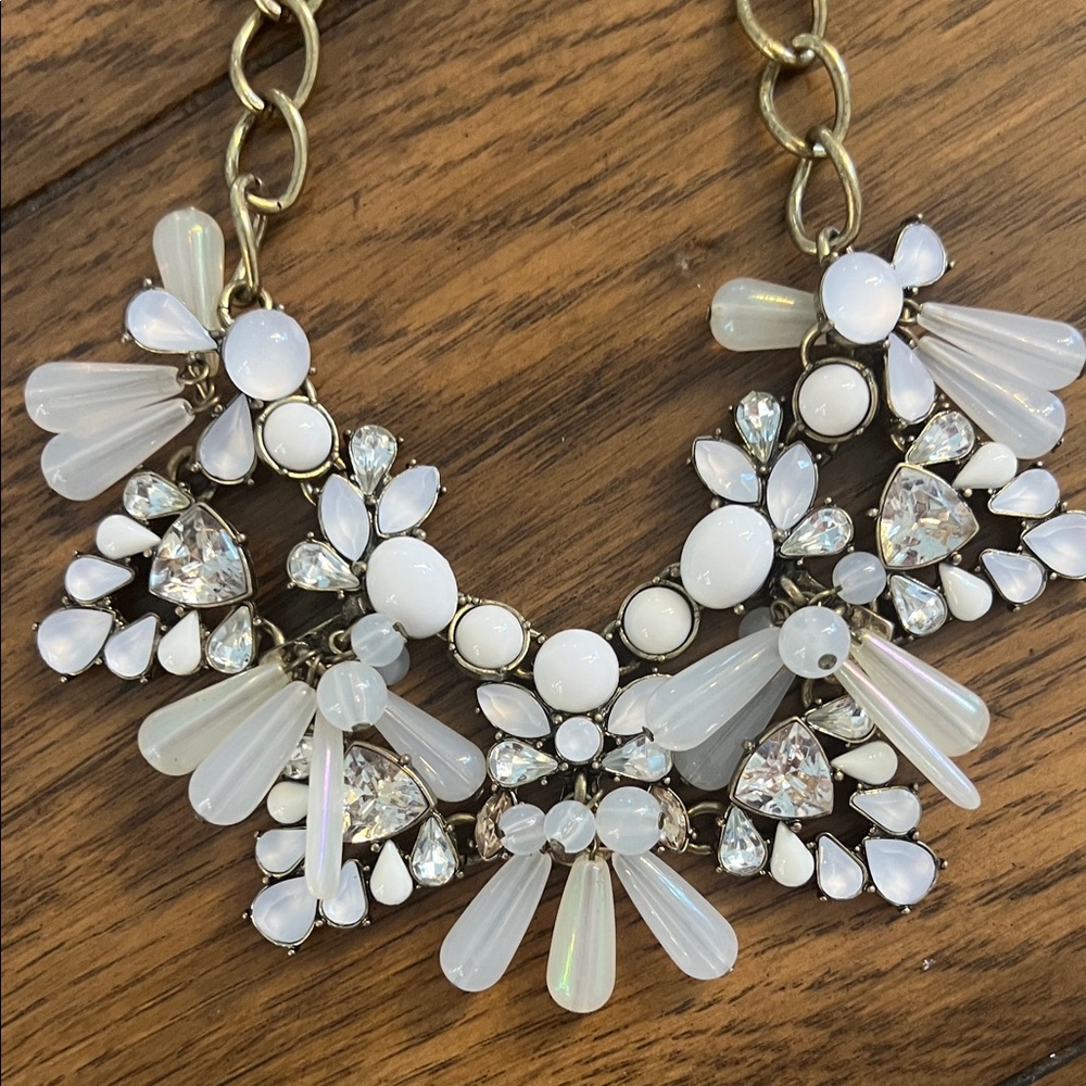 BaubleBar Sugarfix Statement Necklace with White Beades, chic feminine
LIKE NEW